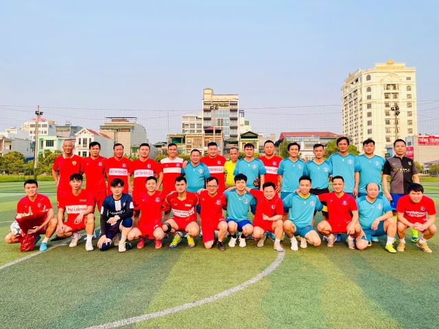 Mãn nhãn với những pha bóng kịch tích giữa VEC O&M và FC Báo chí Nghệ Tĩnh